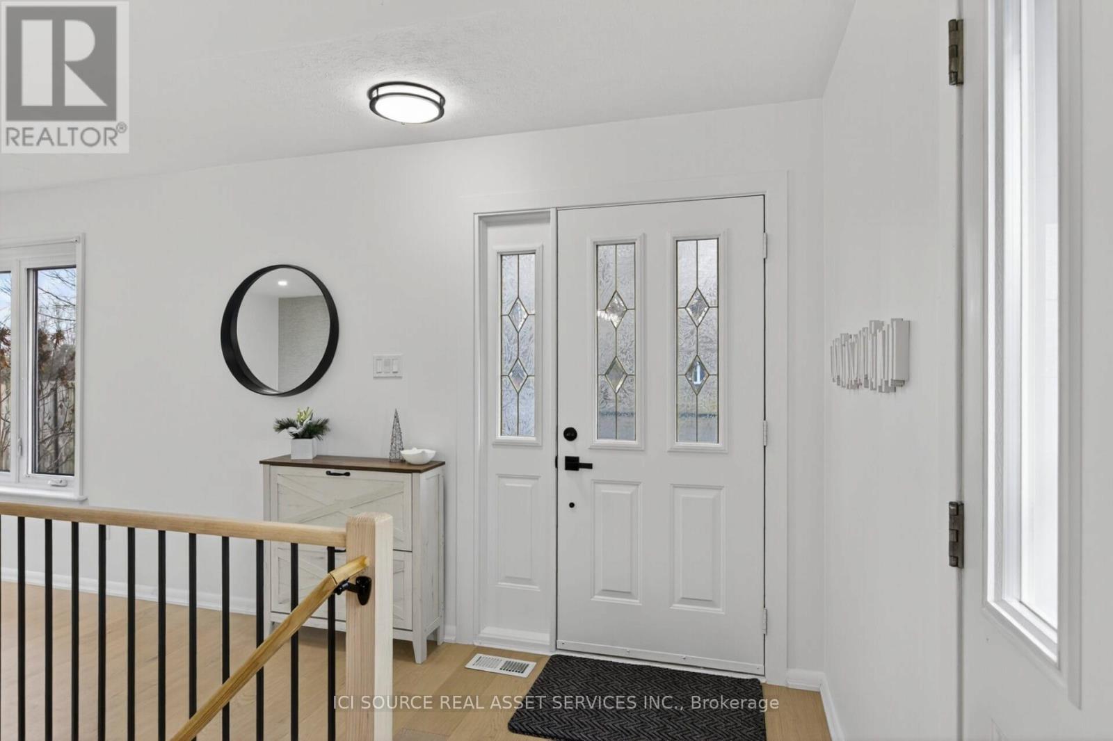 1092 Glendale Drive, Peterborough (Northcrest Ward 5), Ontario  K9H 6M4 - Photo 4 - X12575668