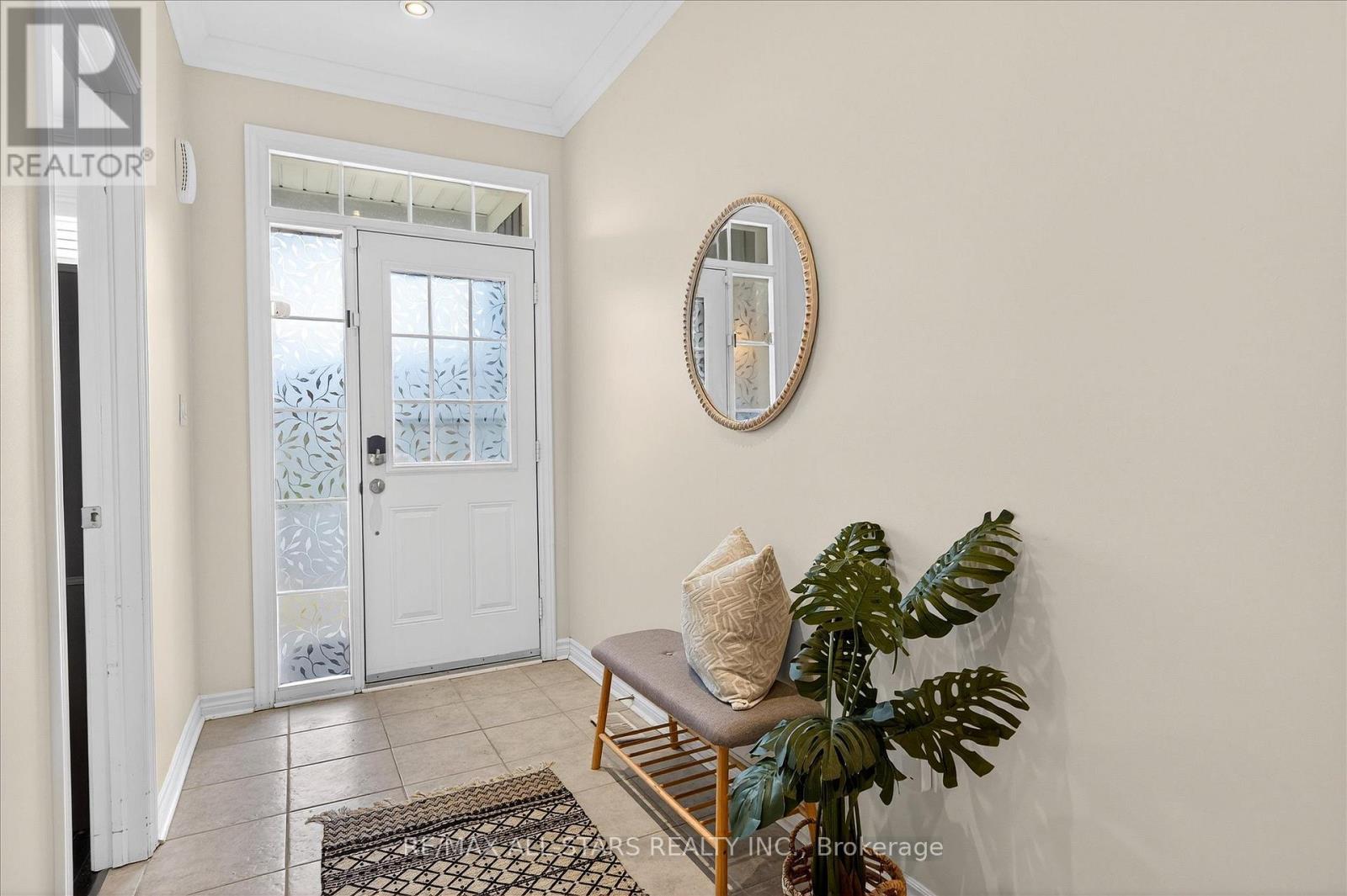 33 Deacon Crescent, Kawartha Lakes (Lindsay), Ontario  K9V 1C3 - Photo 4 - X12578318