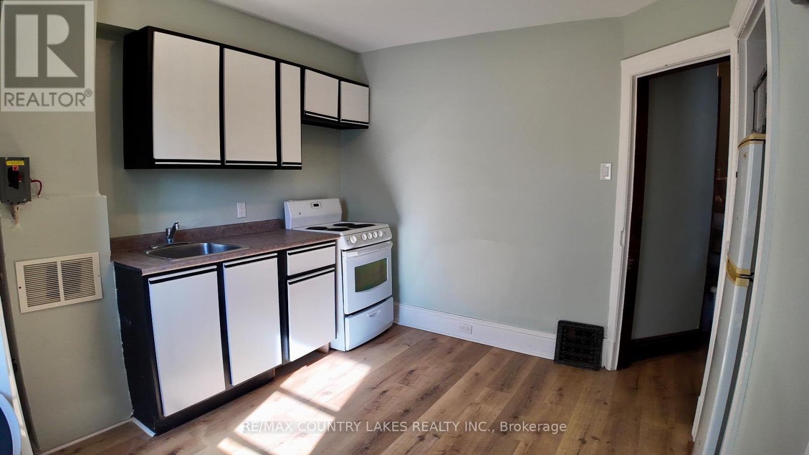 7 Melbourne Street E, Kawartha Lakes (Lindsay), Ontario  K9V 1X2 - Photo 12 - X12578474