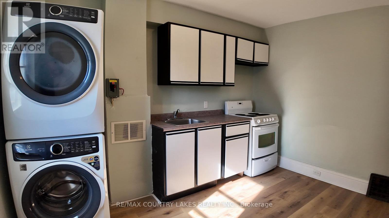 7 Melbourne Street E, Kawartha Lakes (Lindsay), Ontario  K9V 1X2 - Photo 13 - X12578474