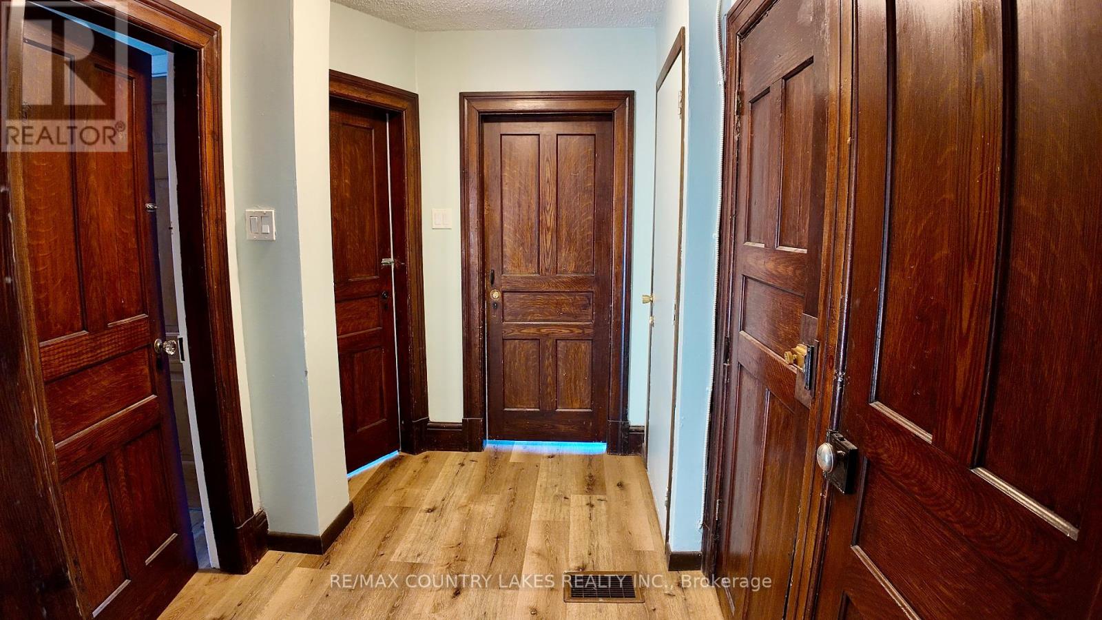 7 Melbourne Street E, Kawartha Lakes (Lindsay), Ontario  K9V 1X2 - Photo 14 - X12578474