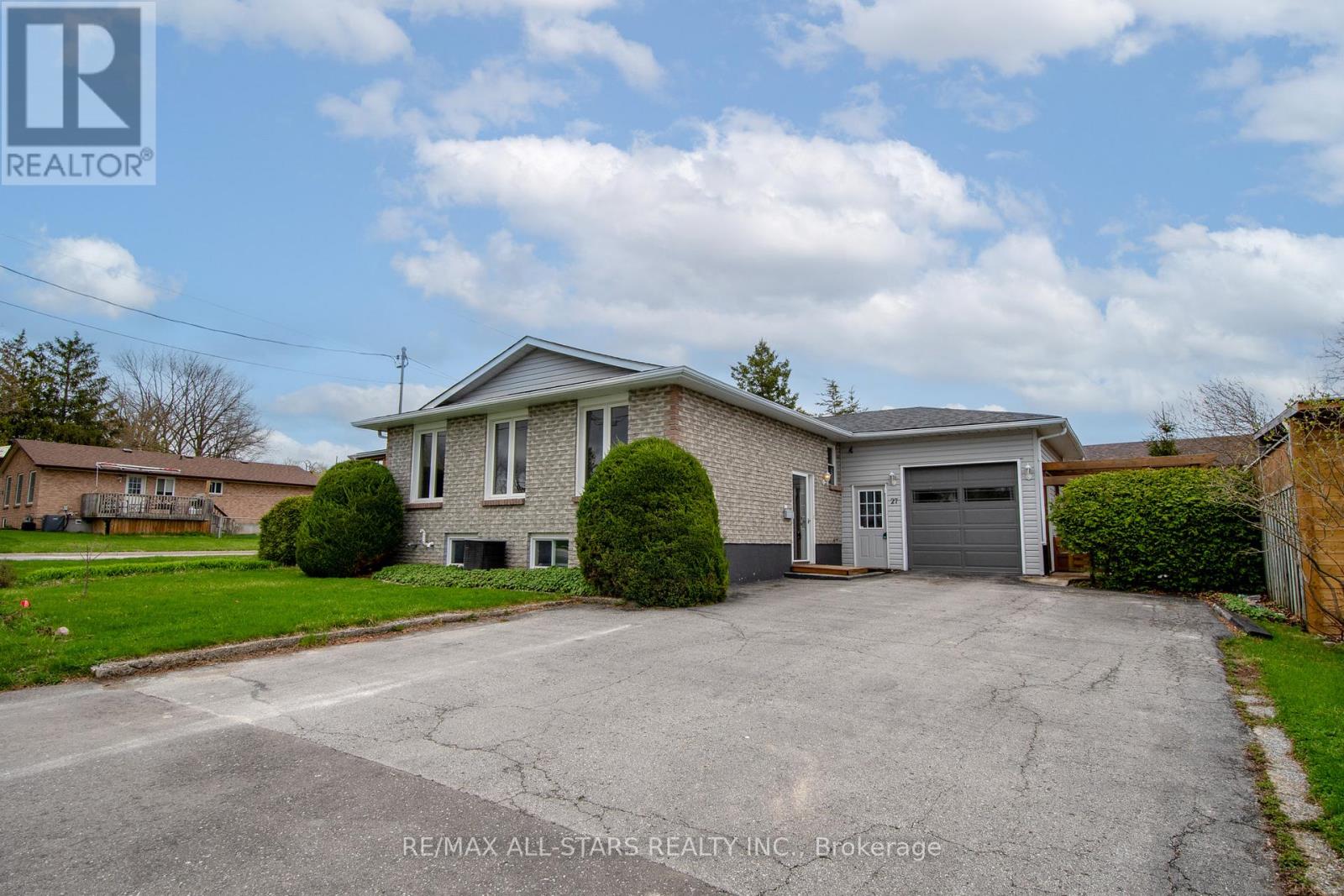 27 Hillside Drive, Kawartha Lakes (Lindsay), Ontario  K9V 1A3 - Photo 1 - X12580142