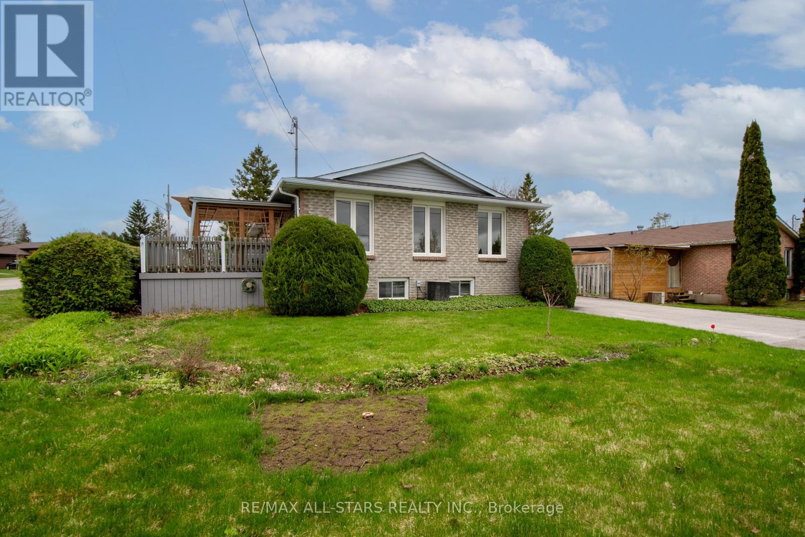 27 Hillside Drive, Kawartha Lakes (Lindsay), Ontario  K9V 1A3 - Photo 2 - X12580142
