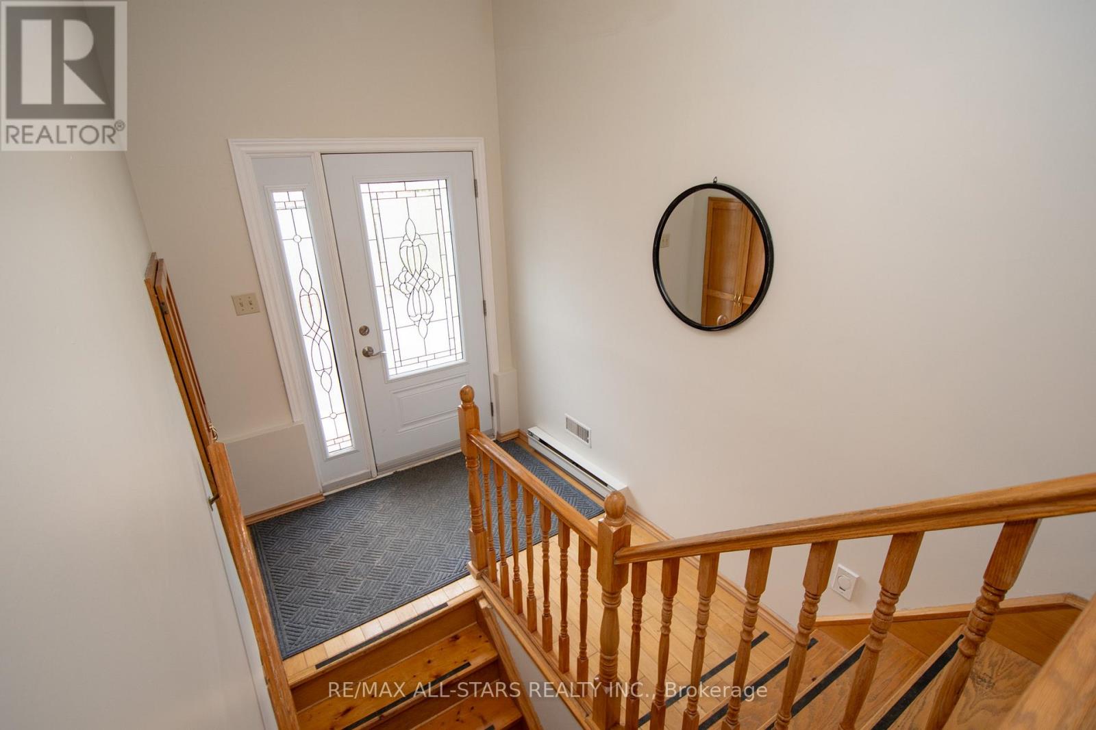 27 Hillside Drive, Kawartha Lakes (Lindsay), Ontario  K9V 1A3 - Photo 5 - X12580142