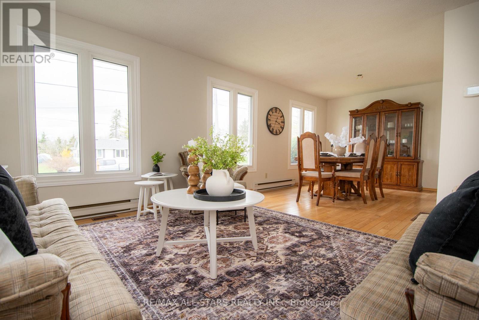 27 Hillside Drive, Kawartha Lakes (Lindsay), Ontario  K9V 1A3 - Photo 9 - X12580142