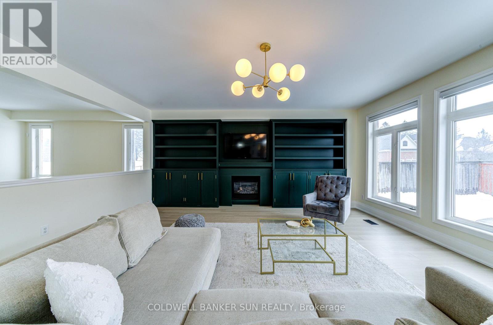 33 Ellis Crescent, Kawartha Lakes (Lindsay), Ontario  K9V 0A5 - Photo 9 - X12580762