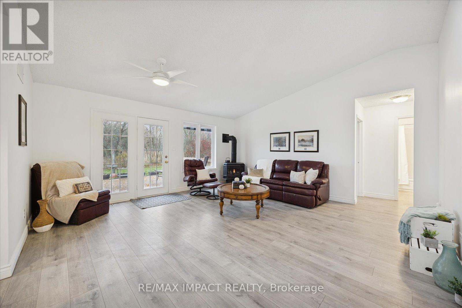 15 Fairway Drive, Clarington (Newcastle), Ontario  L1B 1B3 - Photo 4 - E12582502