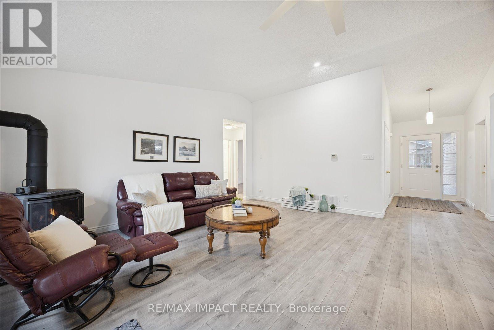 15 Fairway Drive, Clarington (Newcastle), Ontario  L1B 1B3 - Photo 5 - E12582502