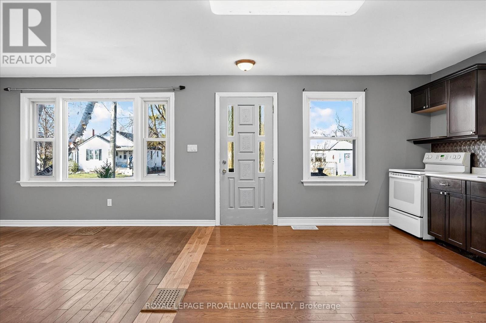 543 Howden Street, Peterborough (Otonabee Ward 1), Ontario  K9J 4B4 - Photo 4 - X12582344