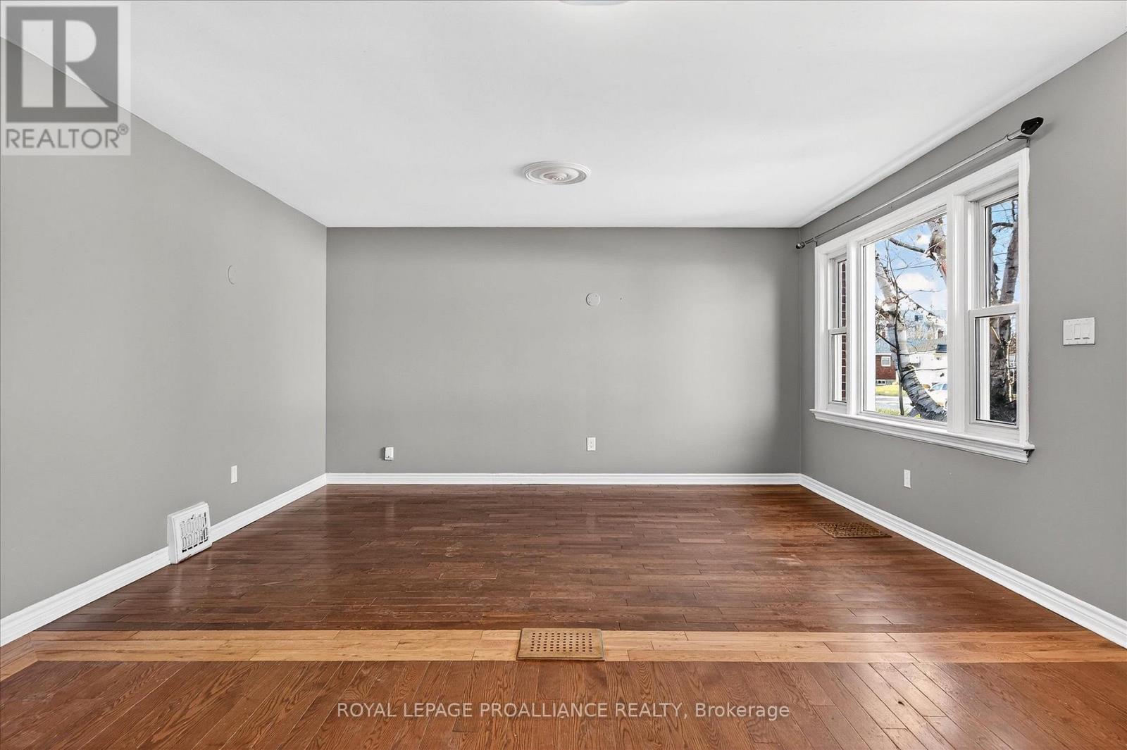 543 Howden Street, Peterborough (Otonabee Ward 1), Ontario  K9J 4B4 - Photo 8 - X12582344