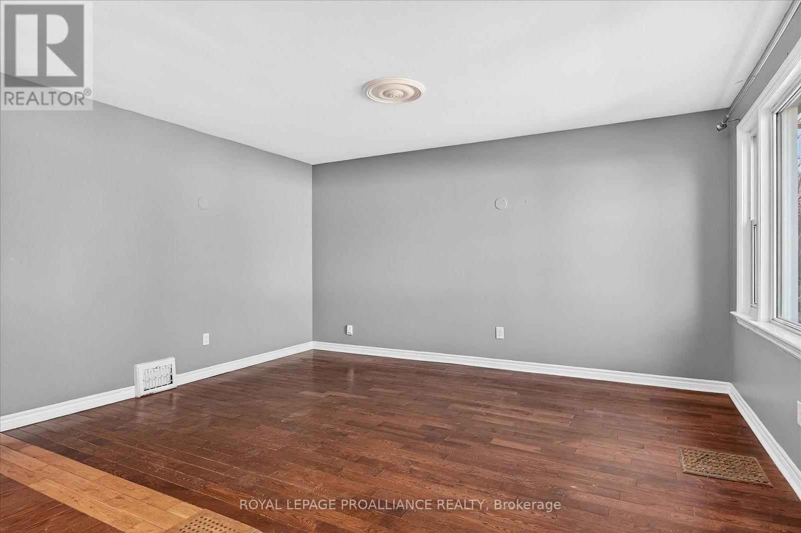 543 Howden Street, Peterborough (Otonabee Ward 1), Ontario  K9J 4B4 - Photo 9 - X12582344