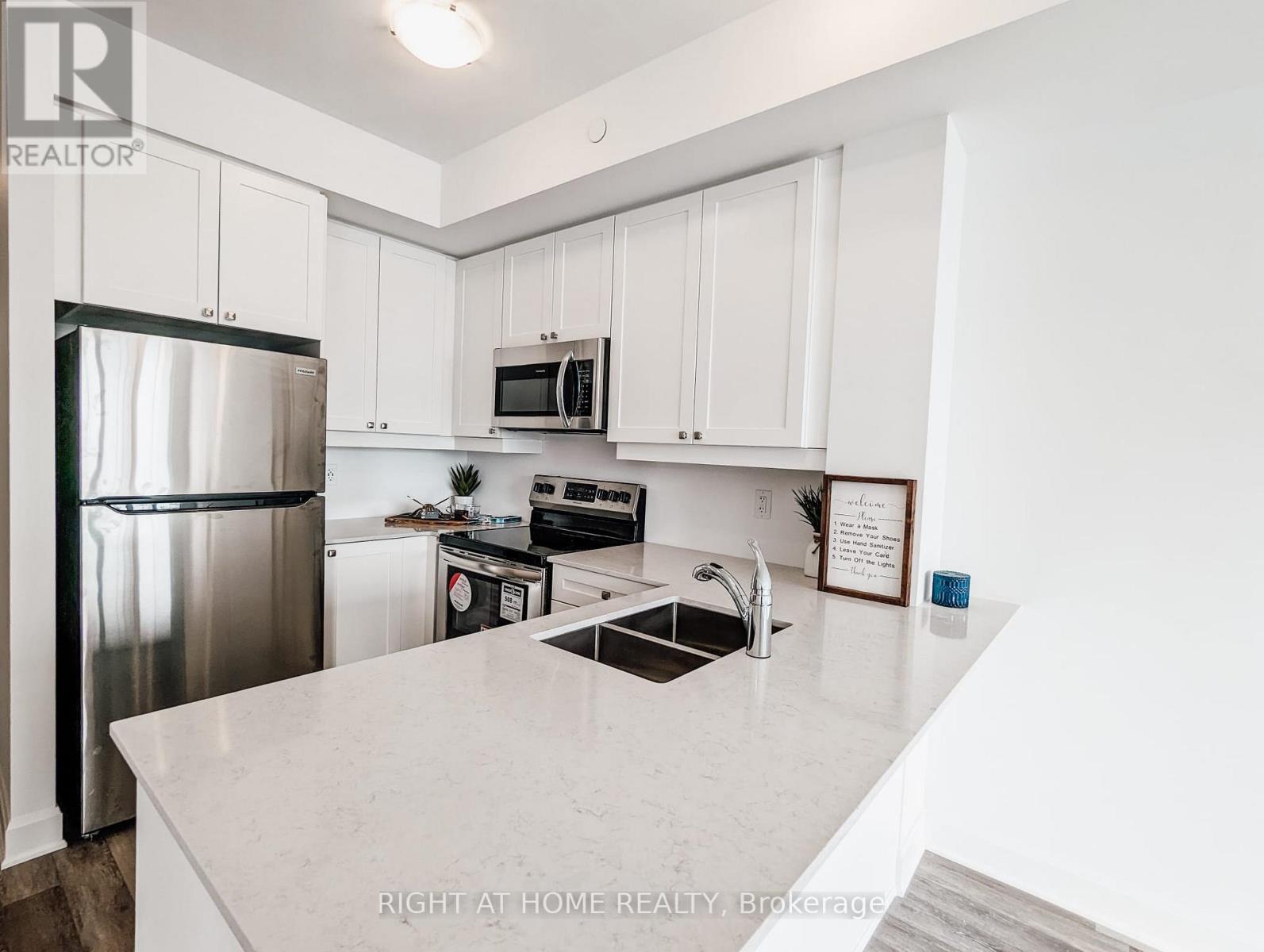 109 - 50 Lakebreeze Drive, Clarington (Newcastle), Ontario  L1B 0V9 - Photo 6 - E12582968