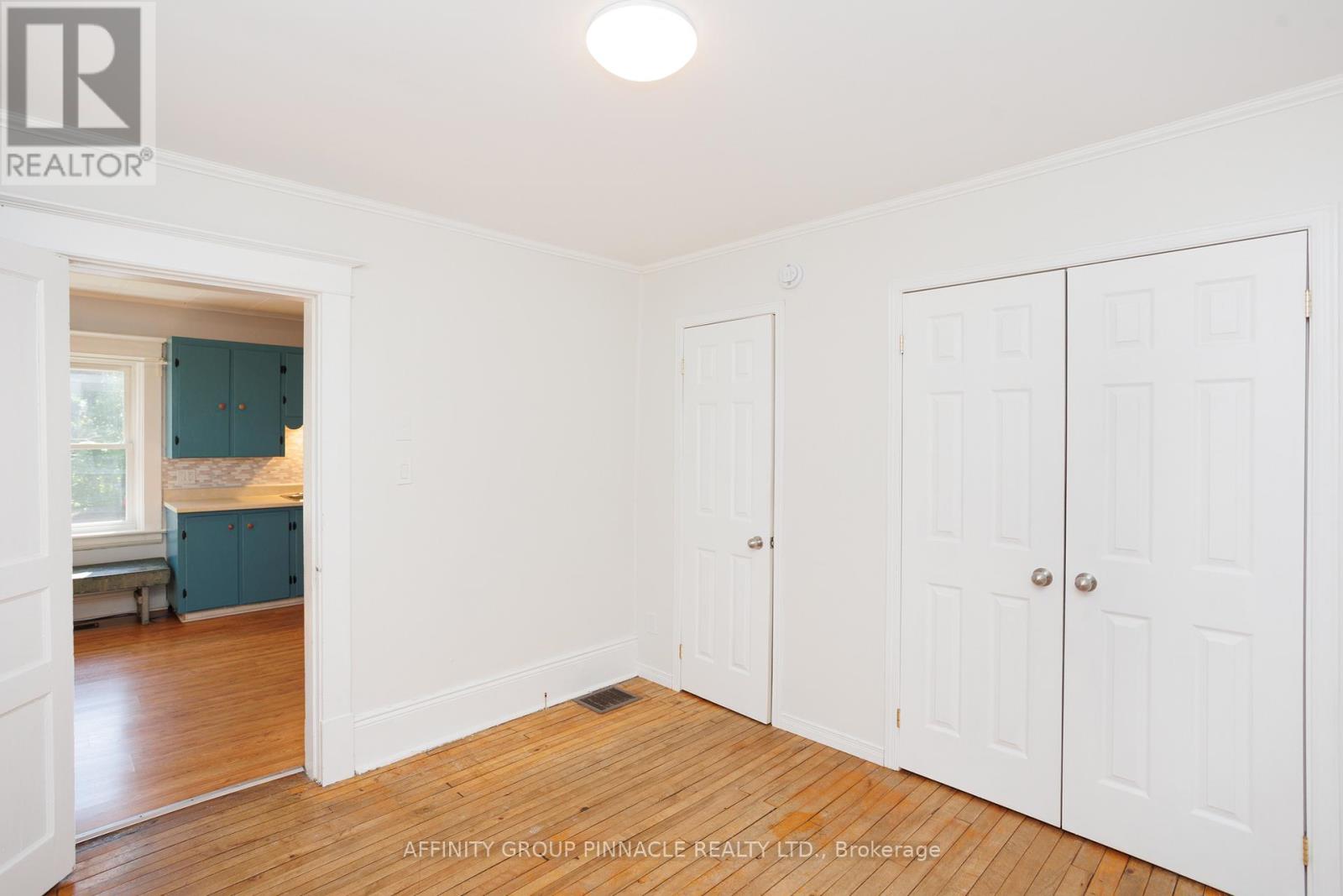 72 Melbourne Street W, Kawartha Lakes (Lindsay), Ontario  K9V 2T3 - Photo 16 - X12584422