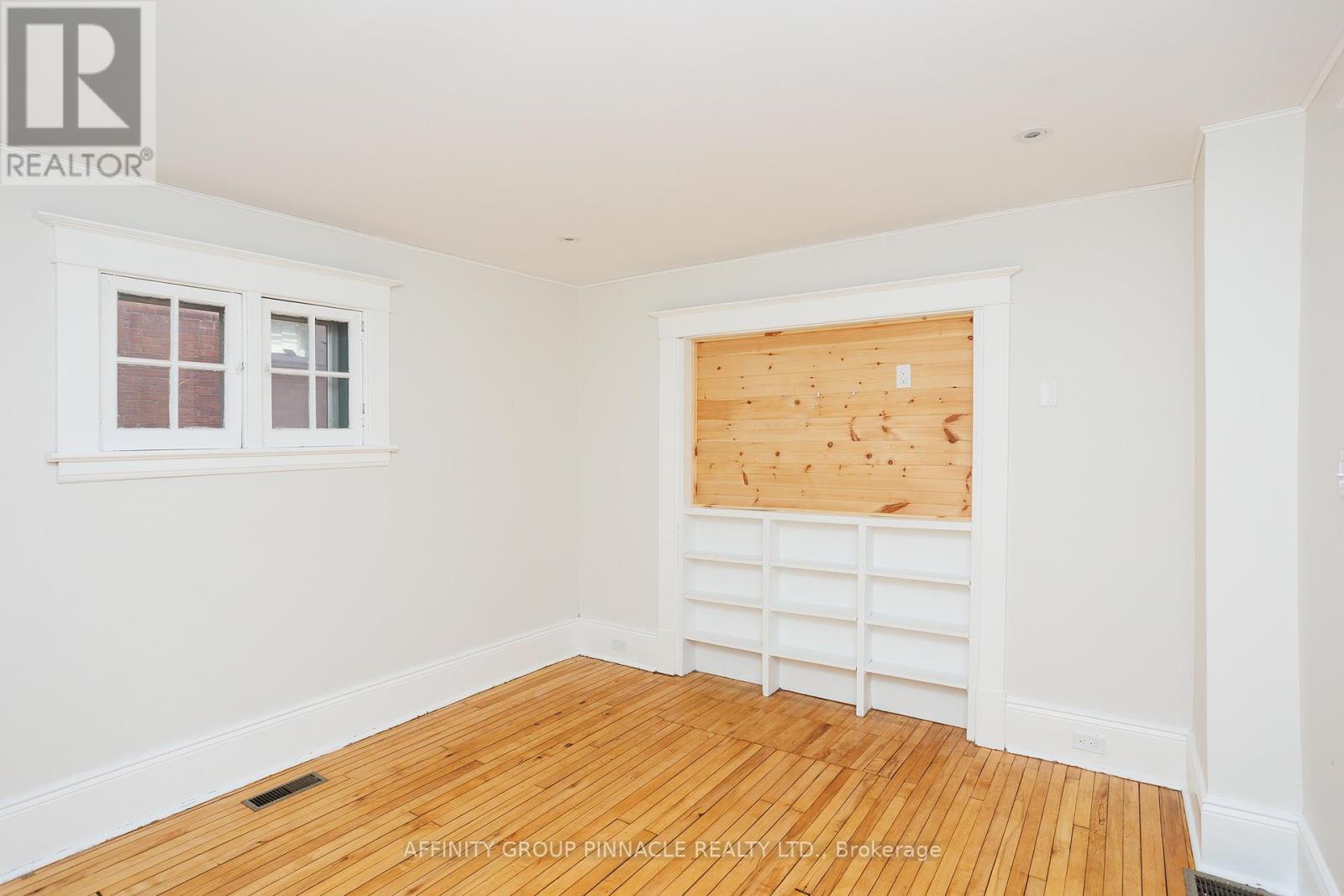 72 Melbourne Street W, Kawartha Lakes (Lindsay), Ontario  K9V 2T3 - Photo 17 - X12584422