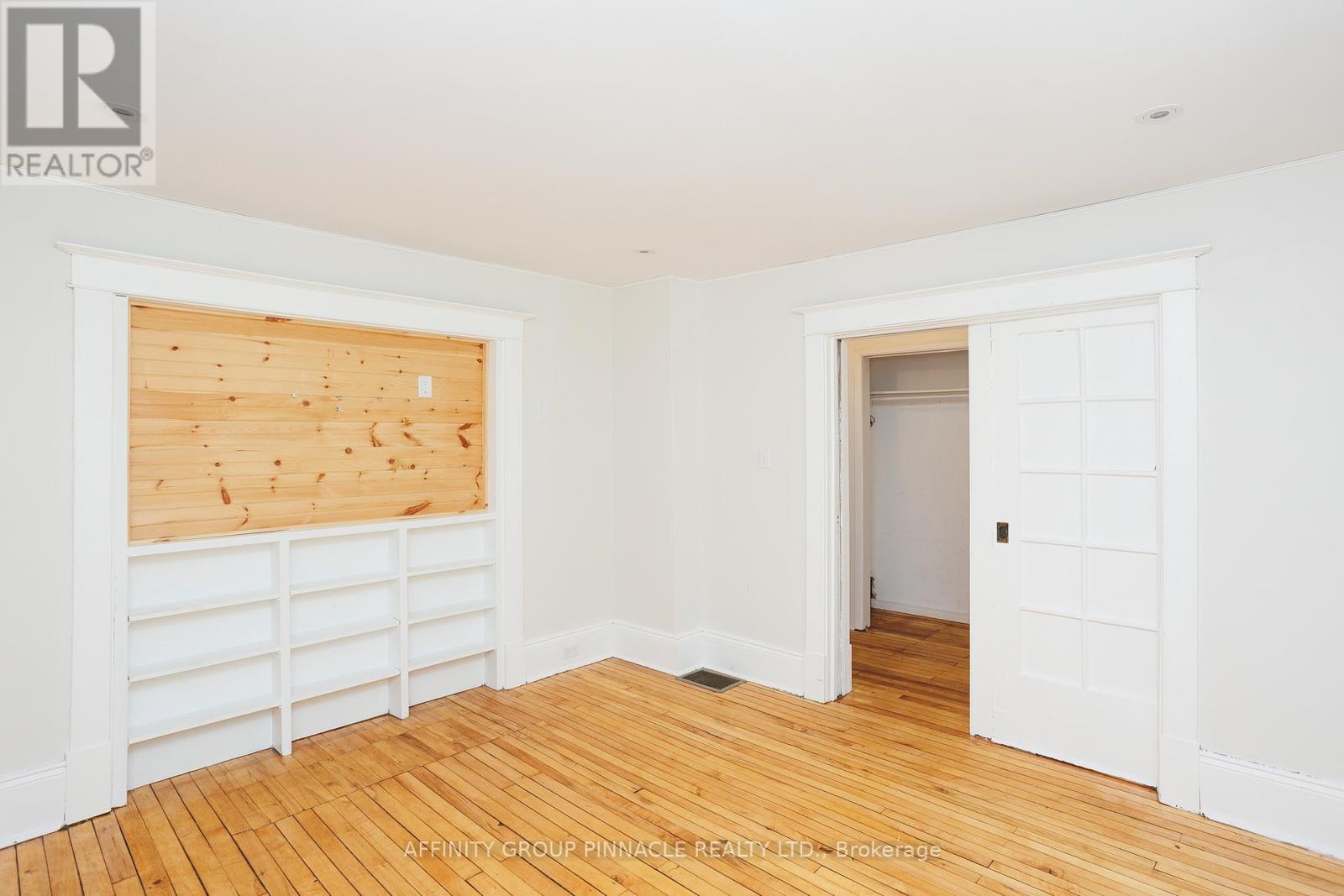 72 Melbourne Street W, Kawartha Lakes (Lindsay), Ontario  K9V 2T3 - Photo 18 - X12584422