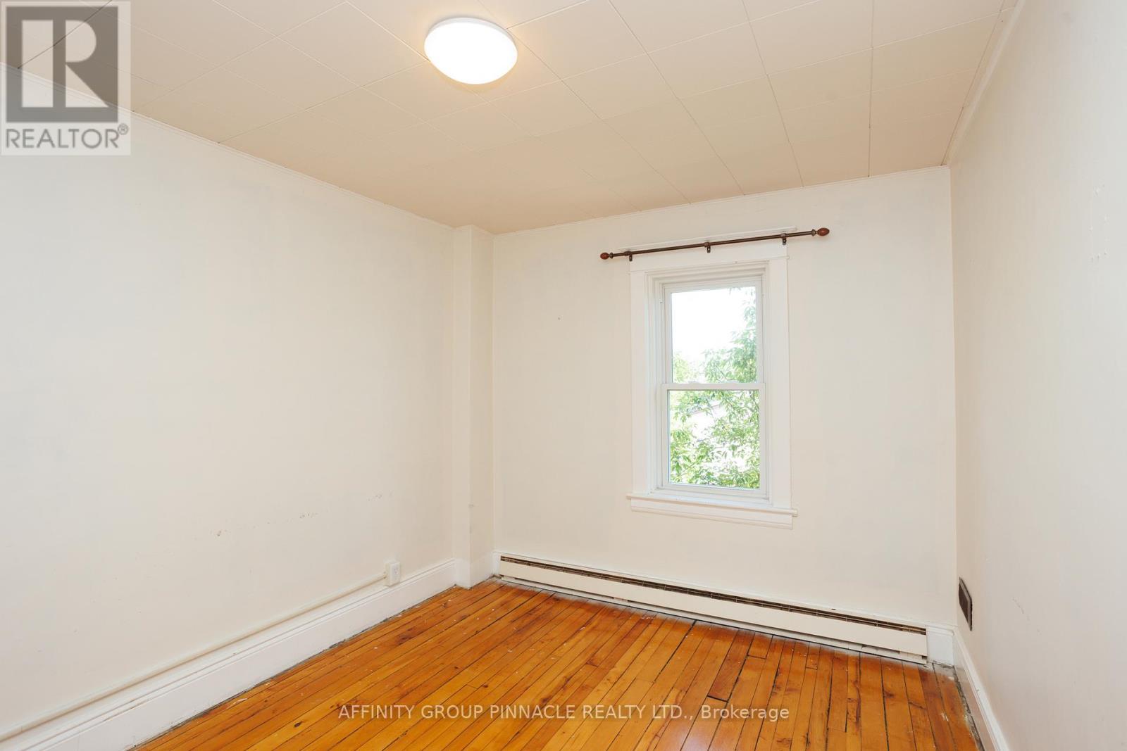 72 Melbourne Street W, Kawartha Lakes (Lindsay), Ontario  K9V 2T3 - Photo 23 - X12584422