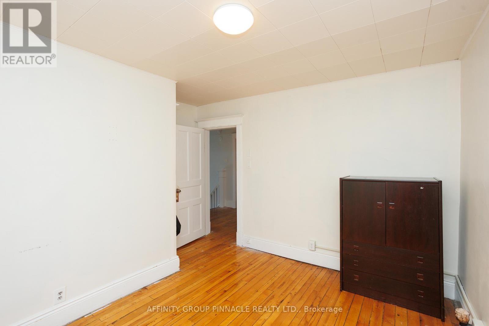 72 Melbourne Street W, Kawartha Lakes (Lindsay), Ontario  K9V 2T3 - Photo 24 - X12584422