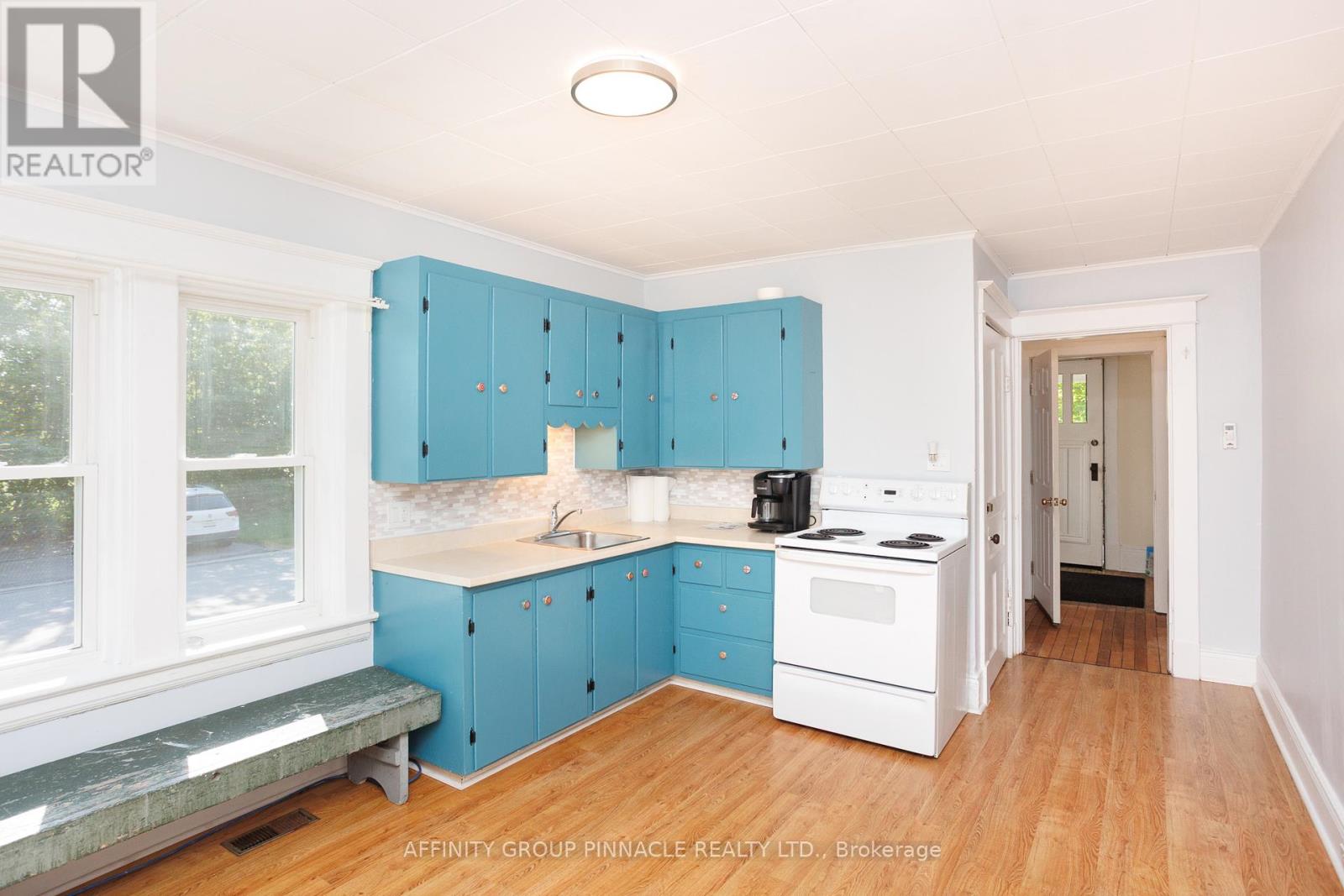 72 Melbourne Street W, Kawartha Lakes (Lindsay), Ontario  K9V 2T3 - Photo 9 - X12584422