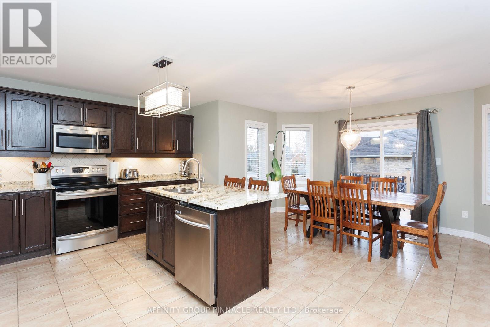 8 Horton Place, Kawartha Lakes (Lindsay), Ontario  K9V 0C2 - Photo 10 - X12585116