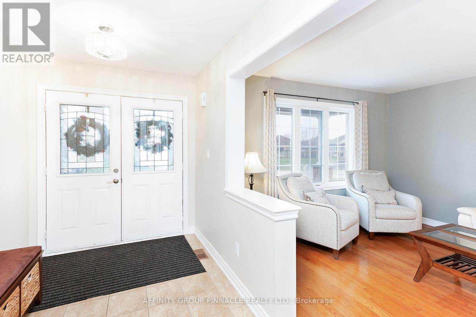 8 Horton Place, Kawartha Lakes (Lindsay), Ontario  K9V 0C2 - Photo 5 - X12585116