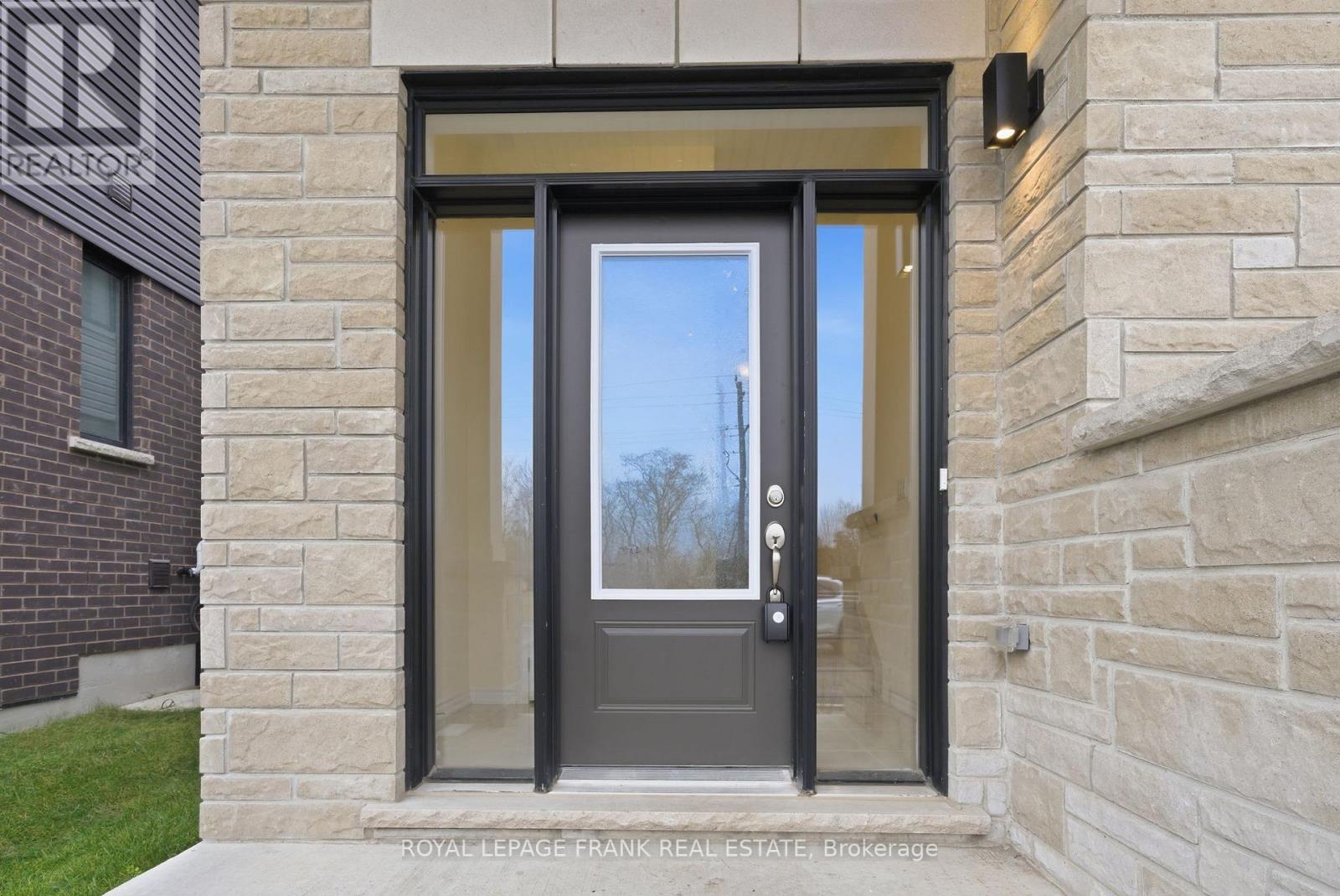 64 Hickey Lane, Kawartha Lakes (Lindsay), Ontario  K9V 0T2 - Photo 4 - X12585452