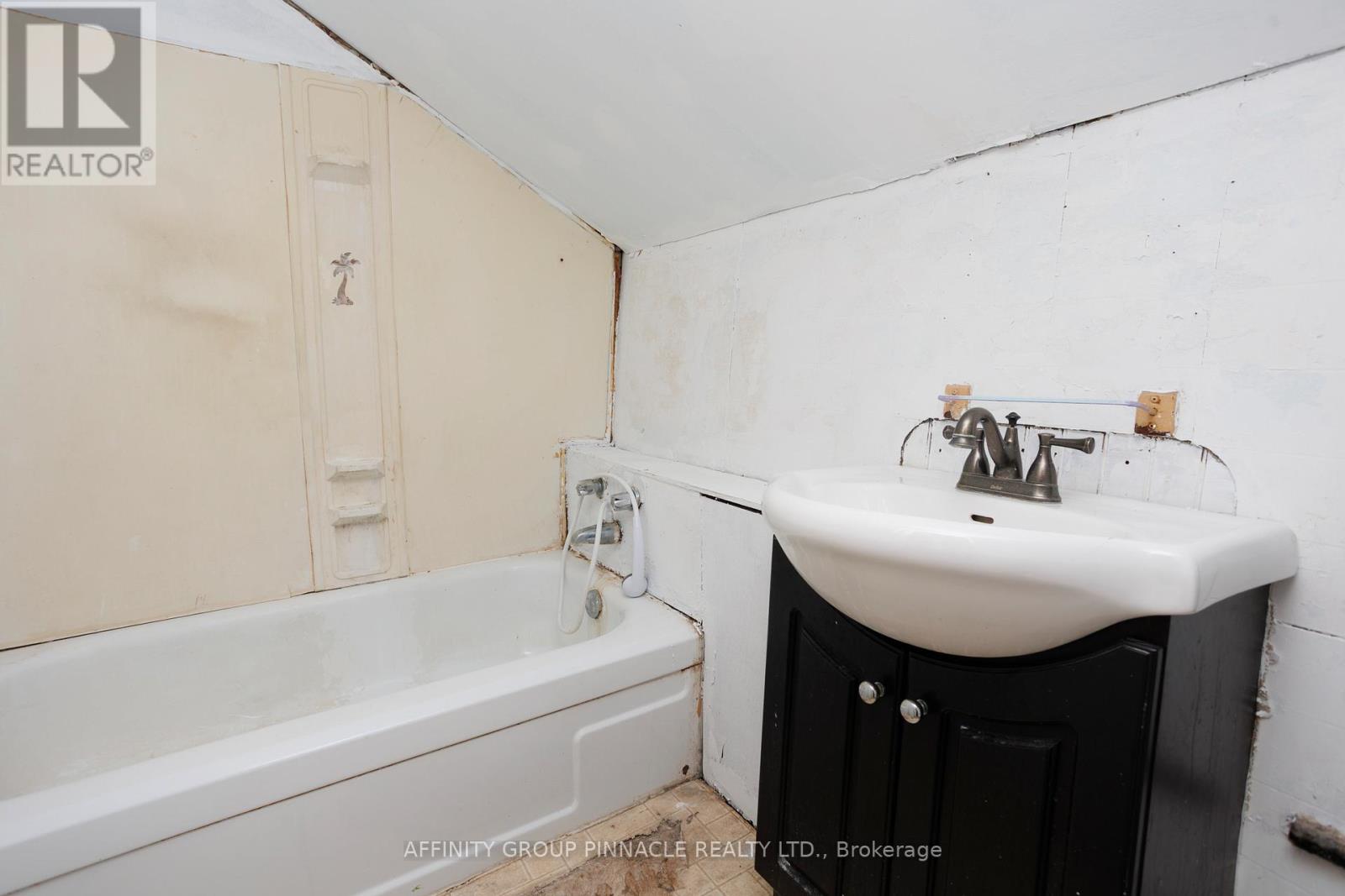 106 Russell Street W, Kawartha Lakes (Lindsay), Ontario  K9V 2X4 - Photo 21 - X12586518