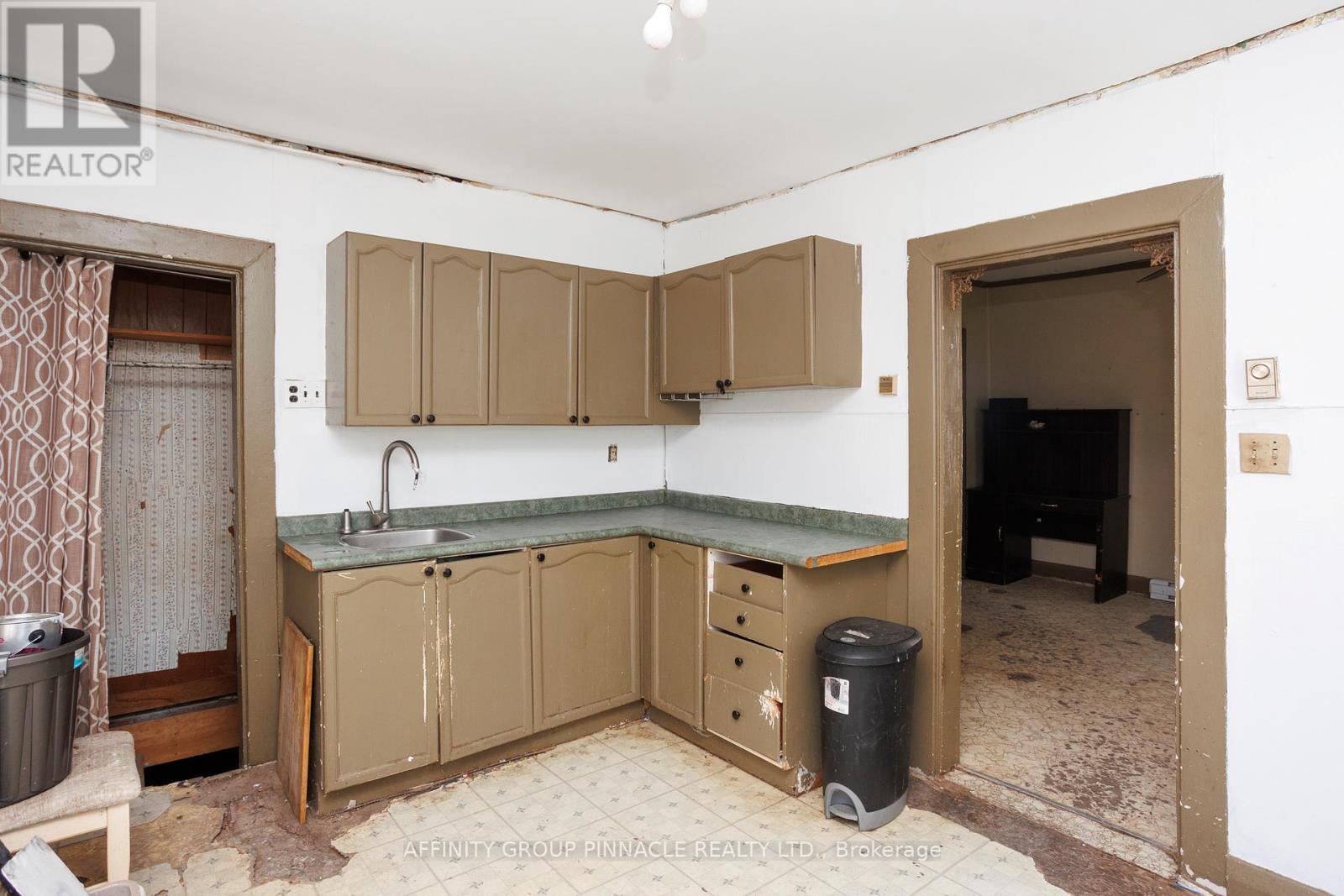 106 Russell Street W, Kawartha Lakes (Lindsay), Ontario  K9V 2X4 - Photo 6 - X12586518