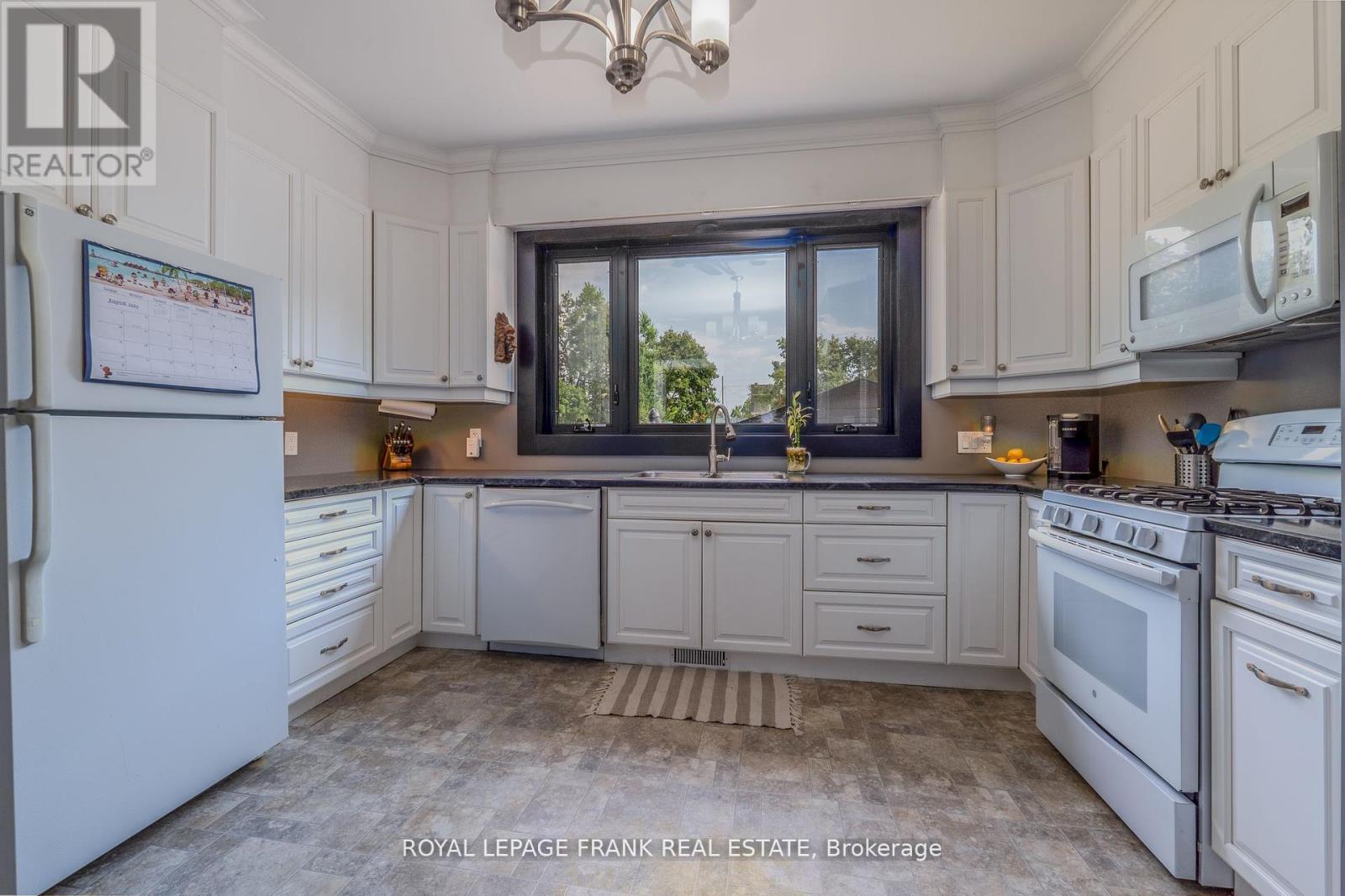 69 Peel Street, Kawartha Lakes (Lindsay), Ontario  K9V 3M5 - Photo 12 - X12587678