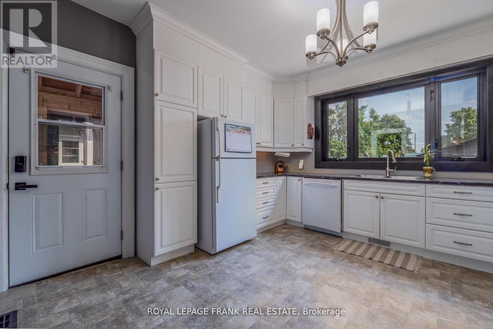 69 Peel Street, Kawartha Lakes (Lindsay), Ontario  K9V 3M5 - Photo 13 - X12587678