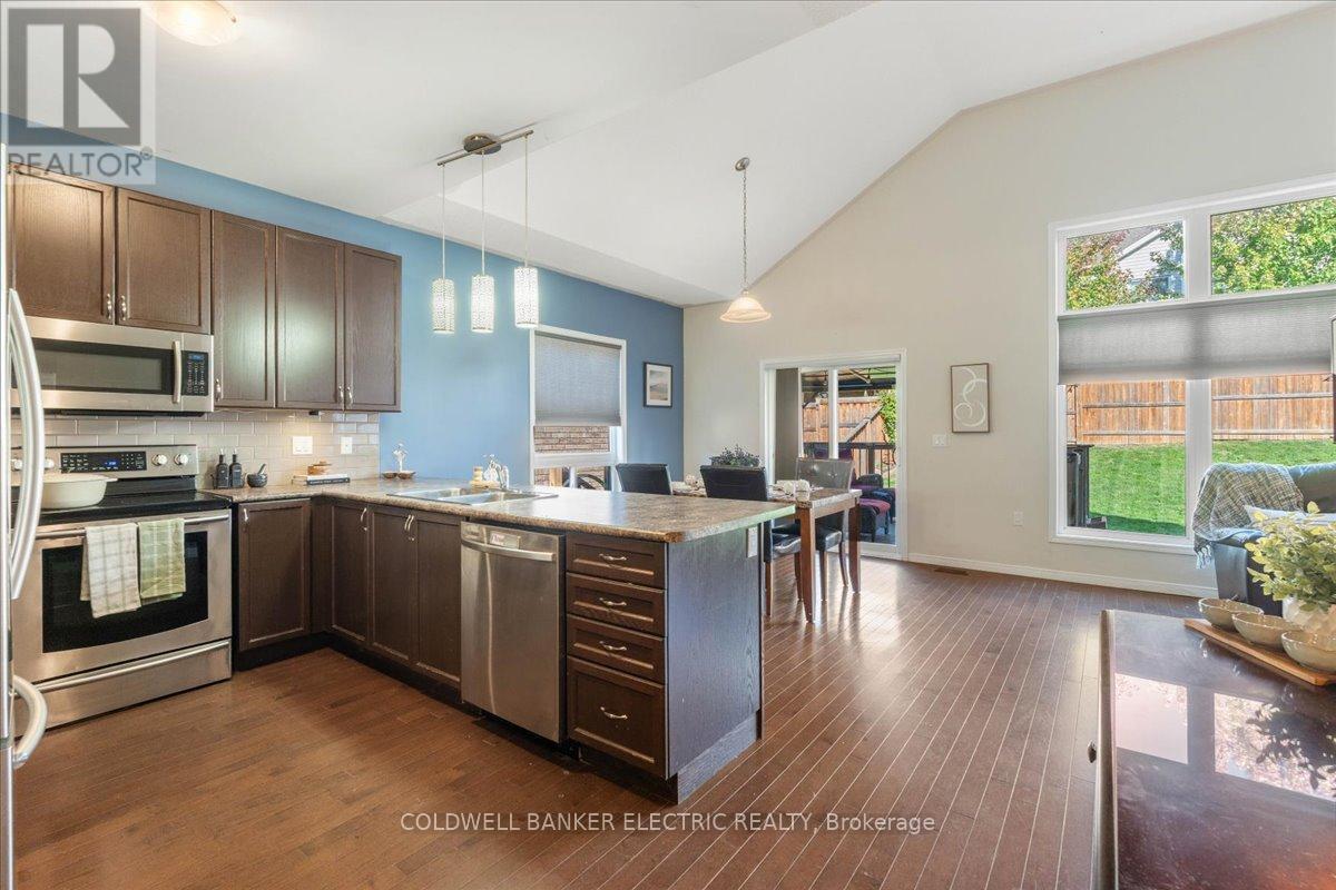 432 Florence Drive, Peterborough (Monaghan Ward 2), Ontario  K9J 0H9 - Photo 4 - X12588084