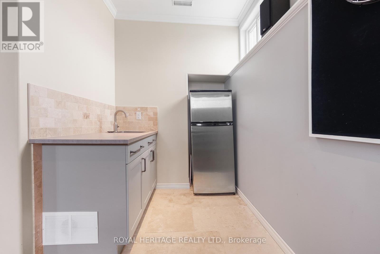 26 Beverly Street, Kawartha Lakes (Lindsay), Ontario  K9V 4Y7 - Photo 24 - X12590494