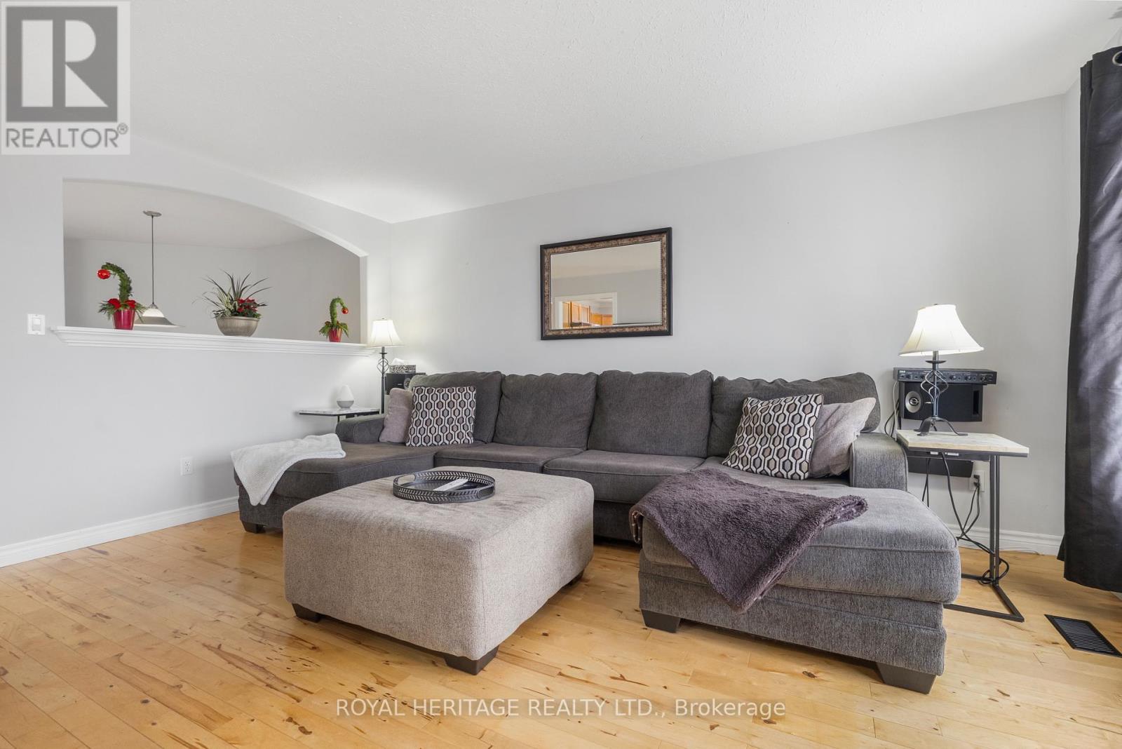 26 Beverly Street, Kawartha Lakes (Lindsay), Ontario  K9V 4Y7 - Photo 5 - X12590494