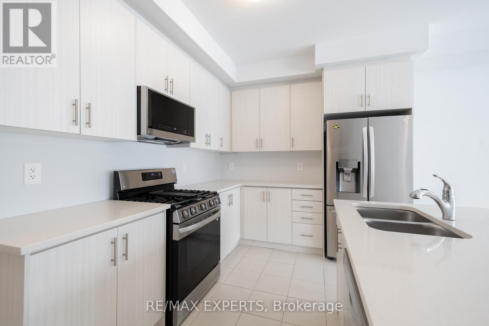 124 Corley Street, Kawartha Lakes (Lindsay), Ontario  K9V 0R4 - Photo 8 - X12591322