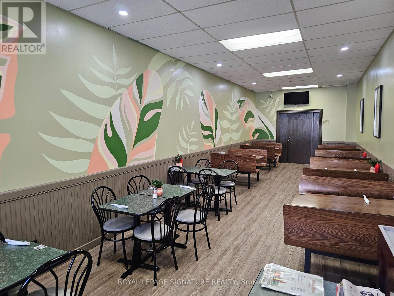 21 Kent Street W, Kawartha Lakes (Lindsay), Ontario  K9V 2X9 - Photo 3 - X12601830