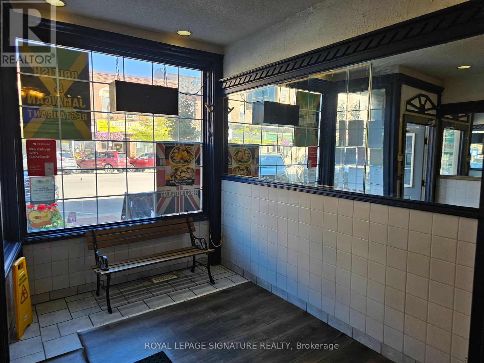 21 Kent Street W, Kawartha Lakes (Lindsay), Ontario  K9V 2X9 - Photo 5 - X12601830