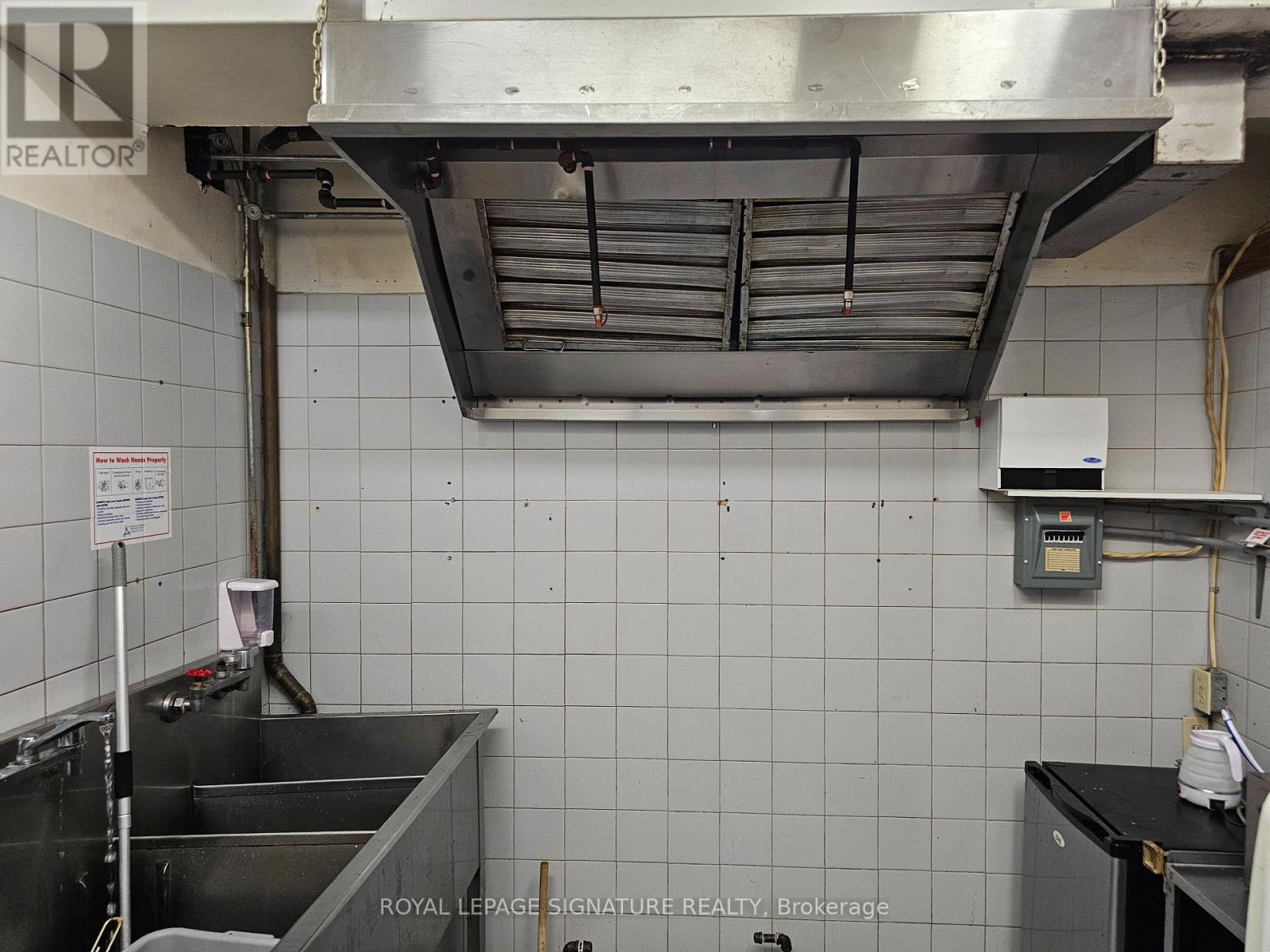 21 Kent Street W, Kawartha Lakes (Lindsay), Ontario  K9V 2X9 - Photo 8 - X12601830