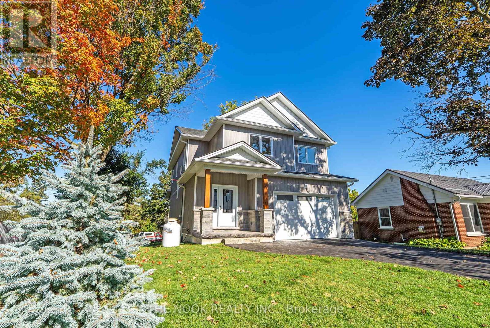 50 Russell Street E, Kawartha Lakes (Lindsay), Ontario  K9V 2A6 - Photo 1 - X12604666