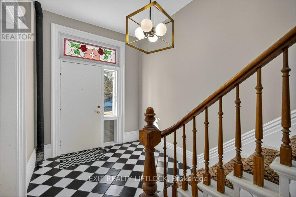 212 Barnardo Avenue, Peterborough (Northcrest Ward 5), Ontario  K9H 5V7 - Photo 4 - X12605256