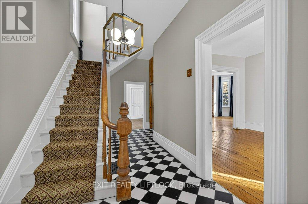 212 Barnardo Avenue, Peterborough (Northcrest Ward 5), Ontario  K9H 5V7 - Photo 5 - X12605256