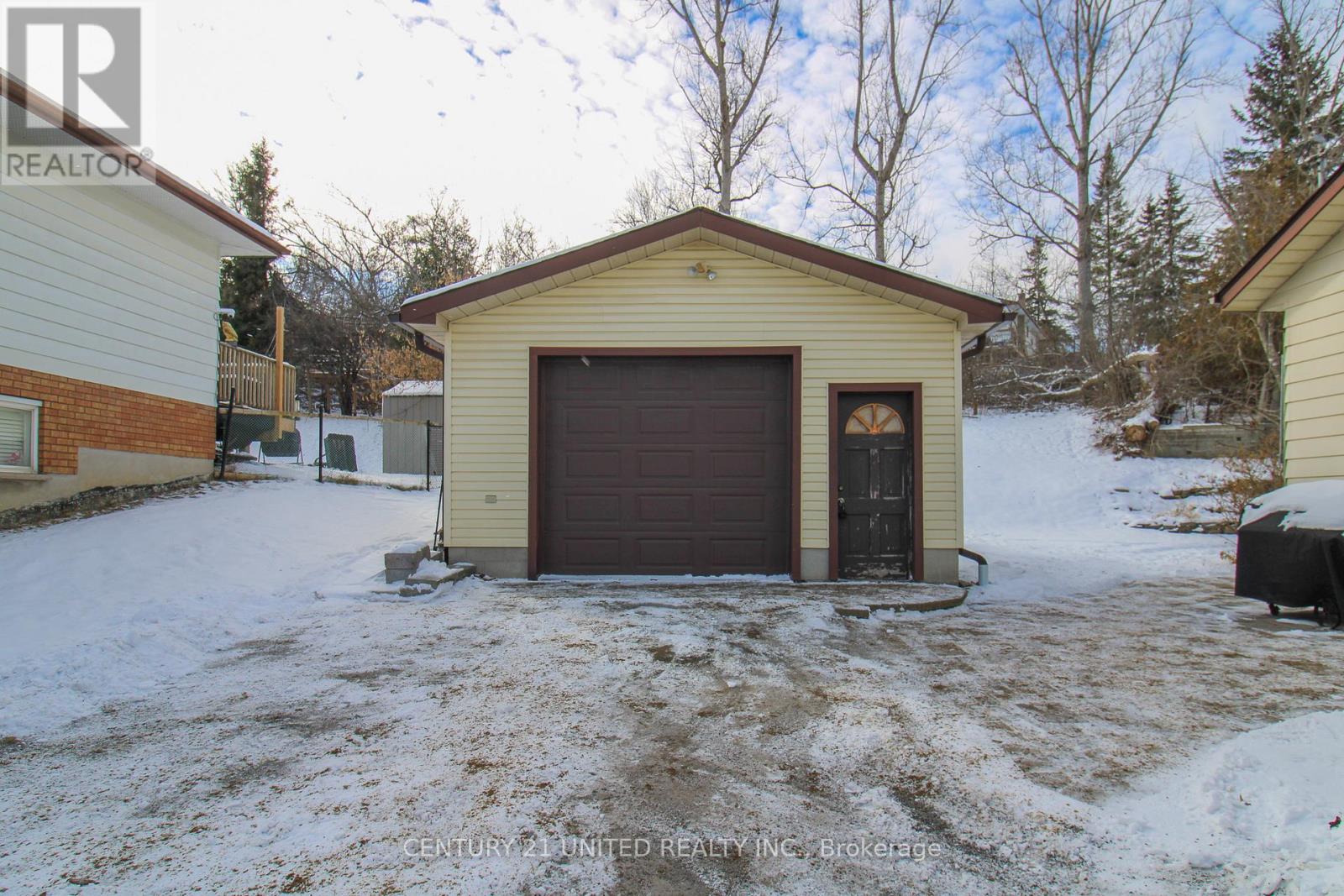 611 Asburnham Drive, Peterborough (Ashburnham Ward 4), Ontario  K9L 2A2 - Photo 4 - X12609276