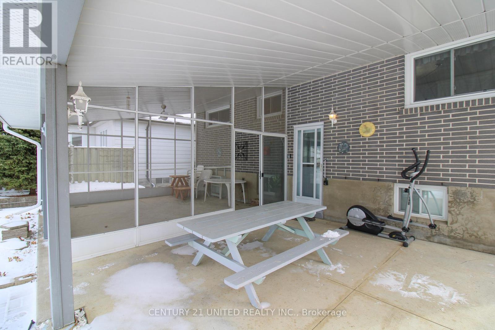 636 Cameron Street, Peterborough (Otonabee Ward 1), Ontario  K9J 3Z8 - Photo 4 - X12610214