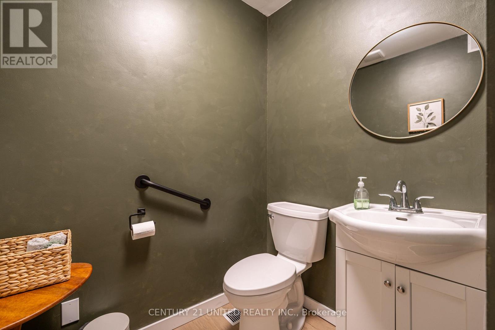 174-176 Hunter Street W, Peterborough (Town Ward 3), Ontario  K9H 2L2 - Photo 13 - X12610582