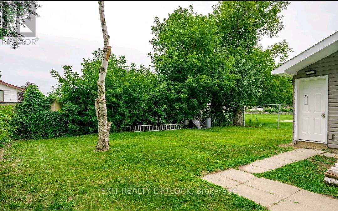 825 Cameron Street, Peterborough (Otonabee Ward 1), Ontario  K9J 4A2 - Photo 2 - X12613124