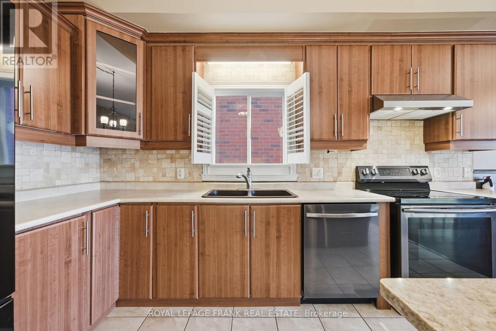 7 Brock Street, Kawartha Lakes (Lindsay), Ontario  K9V 0B9 - Photo 13 - X12613190