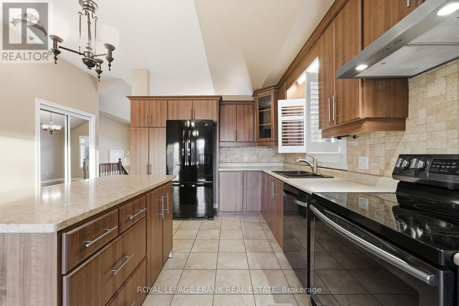 7 Brock Street, Kawartha Lakes (Lindsay), Ontario  K9V 0B9 - Photo 15 - X12613190