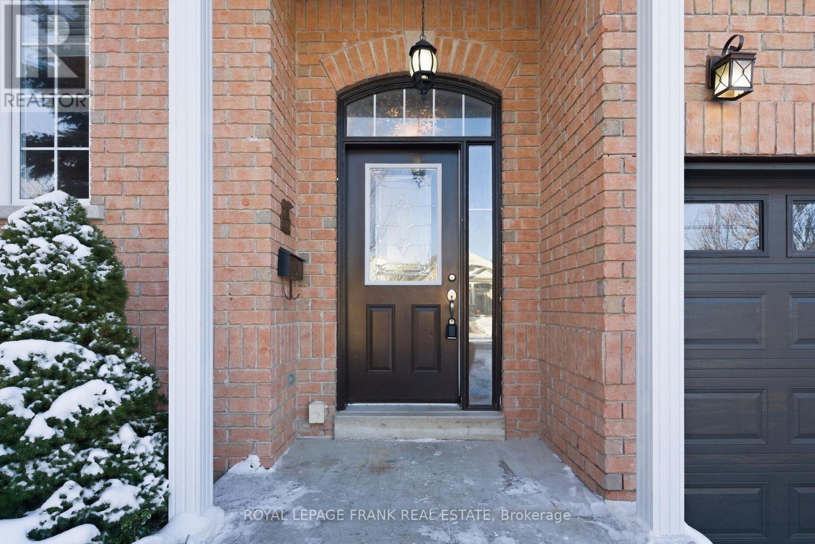 7 Brock Street, Kawartha Lakes (Lindsay), Ontario  K9V 0B9 - Photo 4 - X12613190