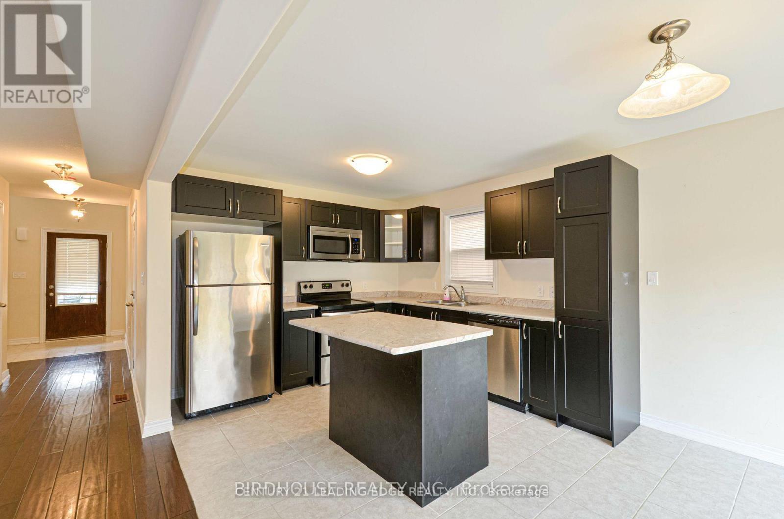 11 Silverbrook Avenue, Kawartha Lakes (Lindsay), Ontario  K9V 0B2 - Photo 10 - X12613382