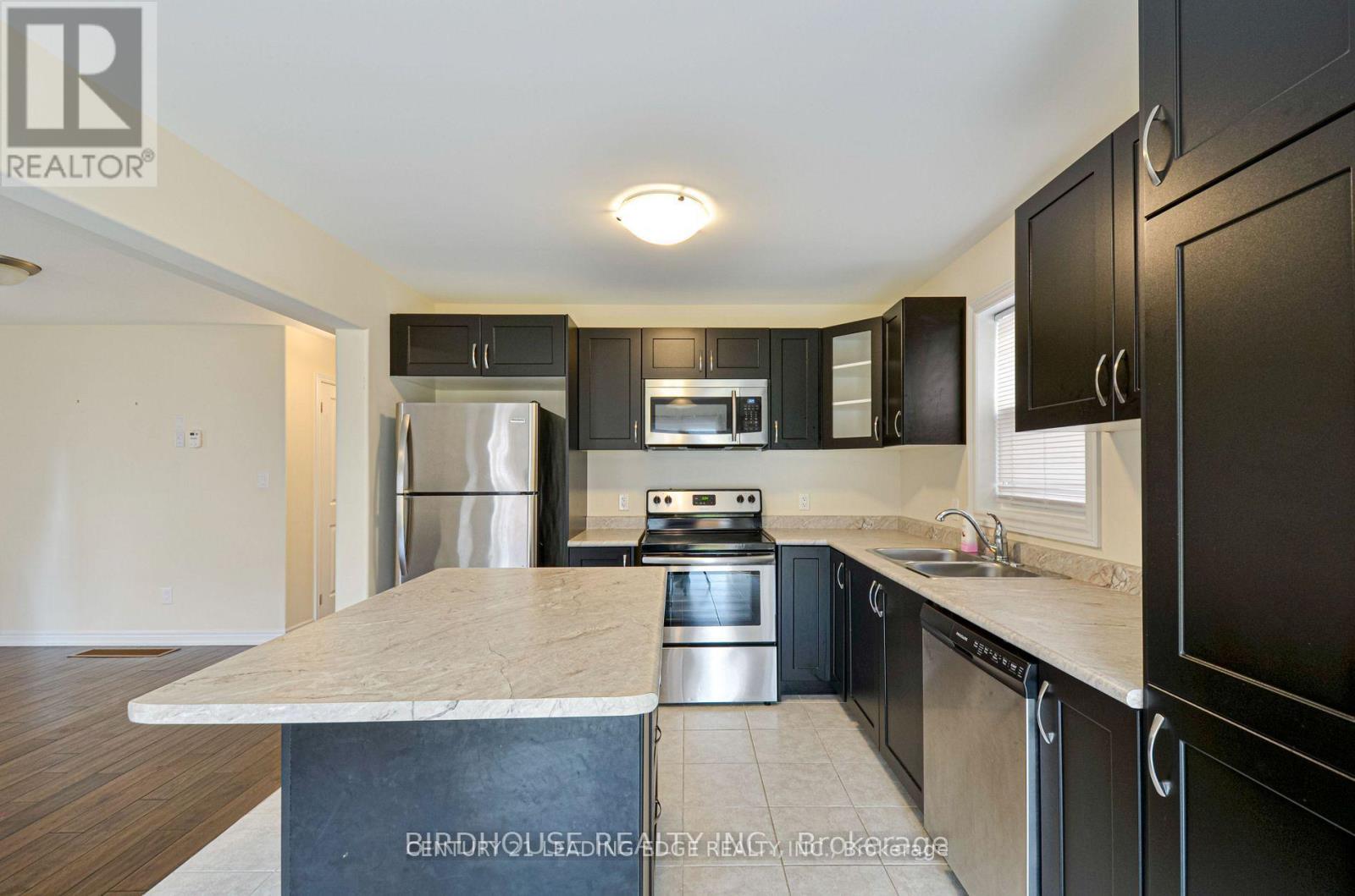 11 Silverbrook Avenue, Kawartha Lakes (Lindsay), Ontario  K9V 0B2 - Photo 11 - X12613382