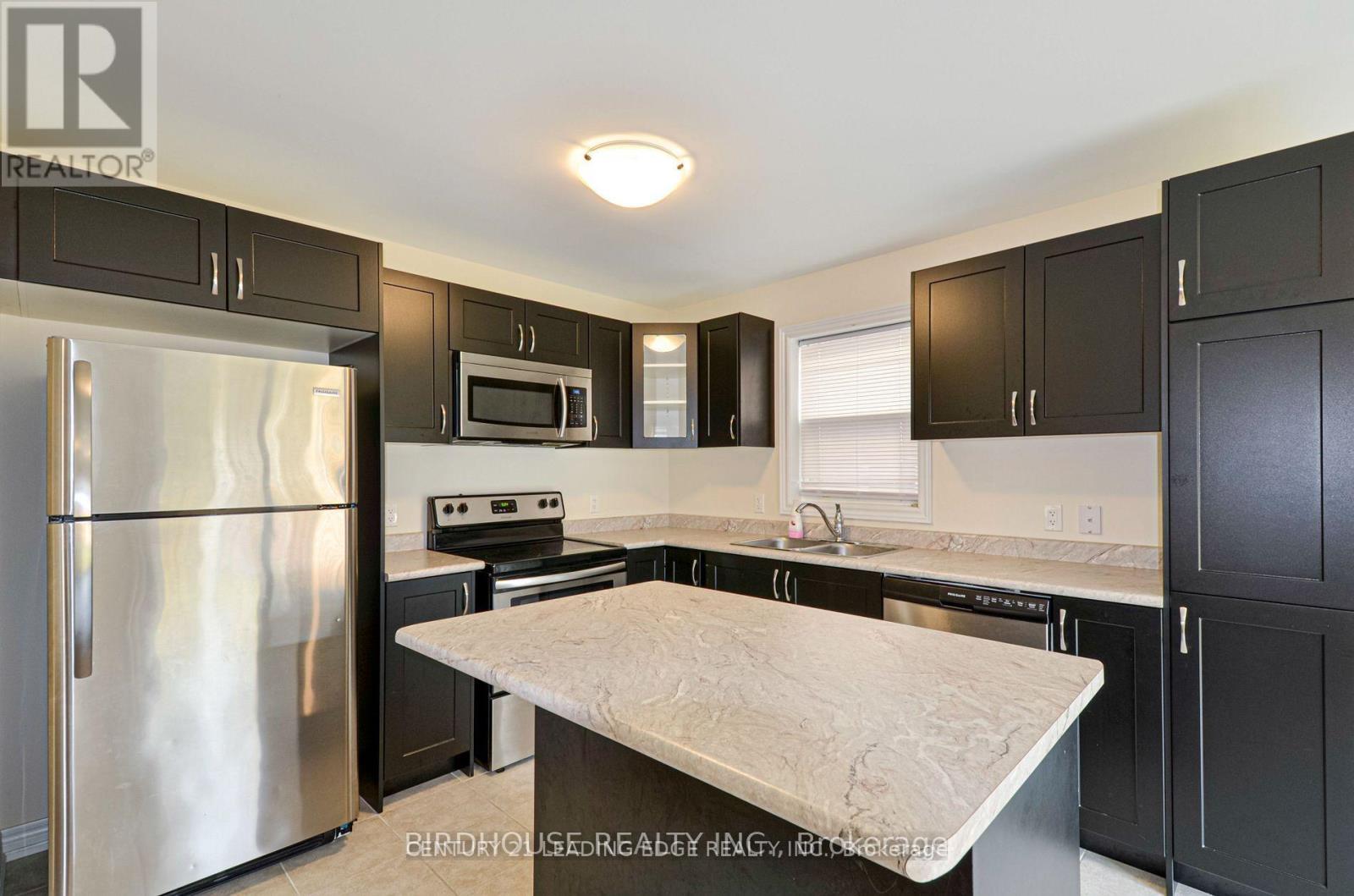 11 Silverbrook Avenue, Kawartha Lakes (Lindsay), Ontario  K9V 0B2 - Photo 12 - X12613382