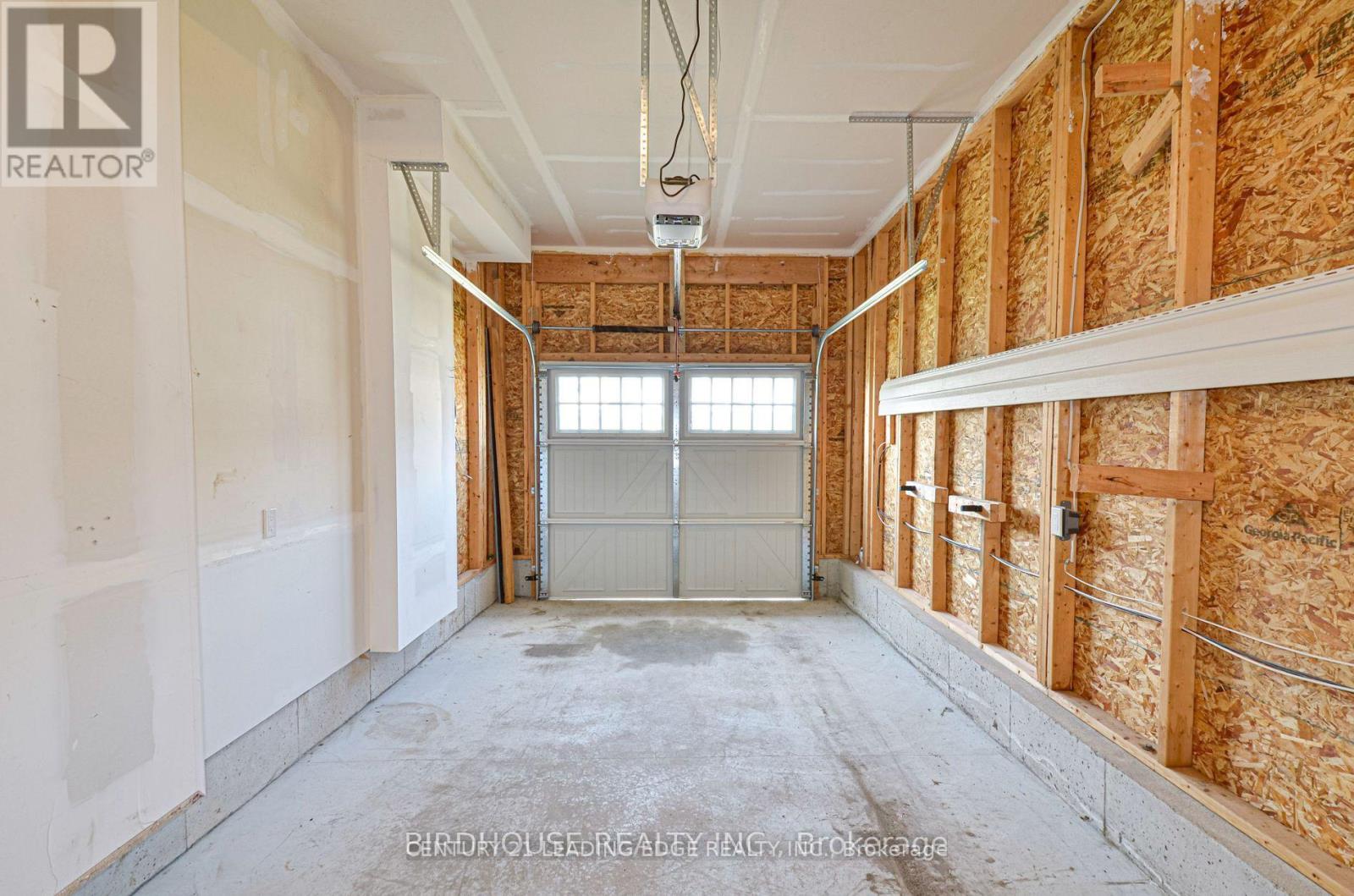 11 Silverbrook Avenue, Kawartha Lakes (Lindsay), Ontario  K9V 0B2 - Photo 13 - X12613382